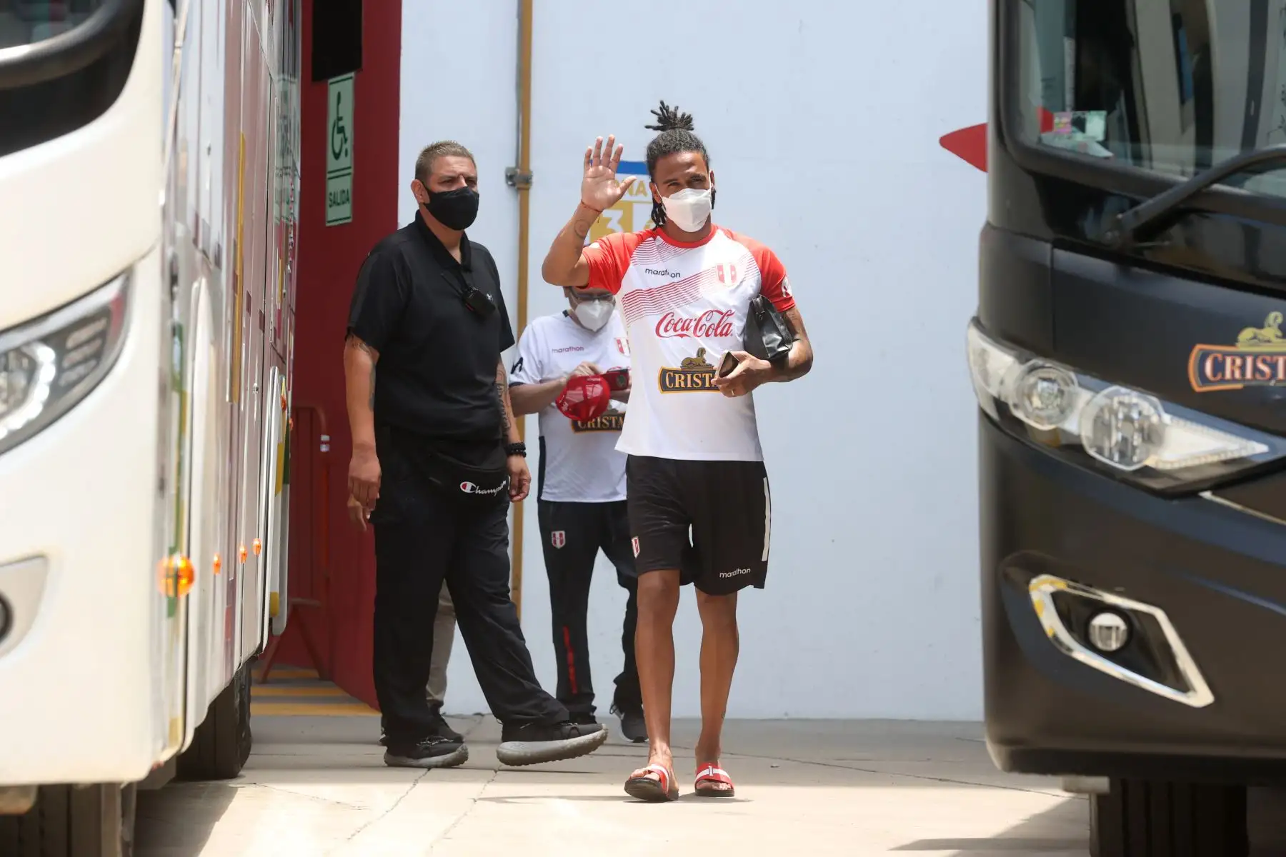 El futbolista Pedro Gqllese sube al  bus después del entrenamiento de la selección peruana de futbol, previo al partido con Ecuador por las eliminatorias Qatar 2022. Foto: ANDINA/Vidal Tarqui