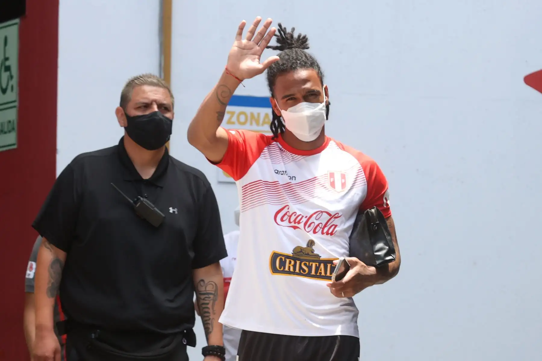 El futbolista Pedro Gqllese sube al  bus después del entrenamiento de la selección peruana de futbol, previo al partido con Ecuador por las eliminatorias Qatar 2022. Foto: ANDINA/Vidal Tarqui