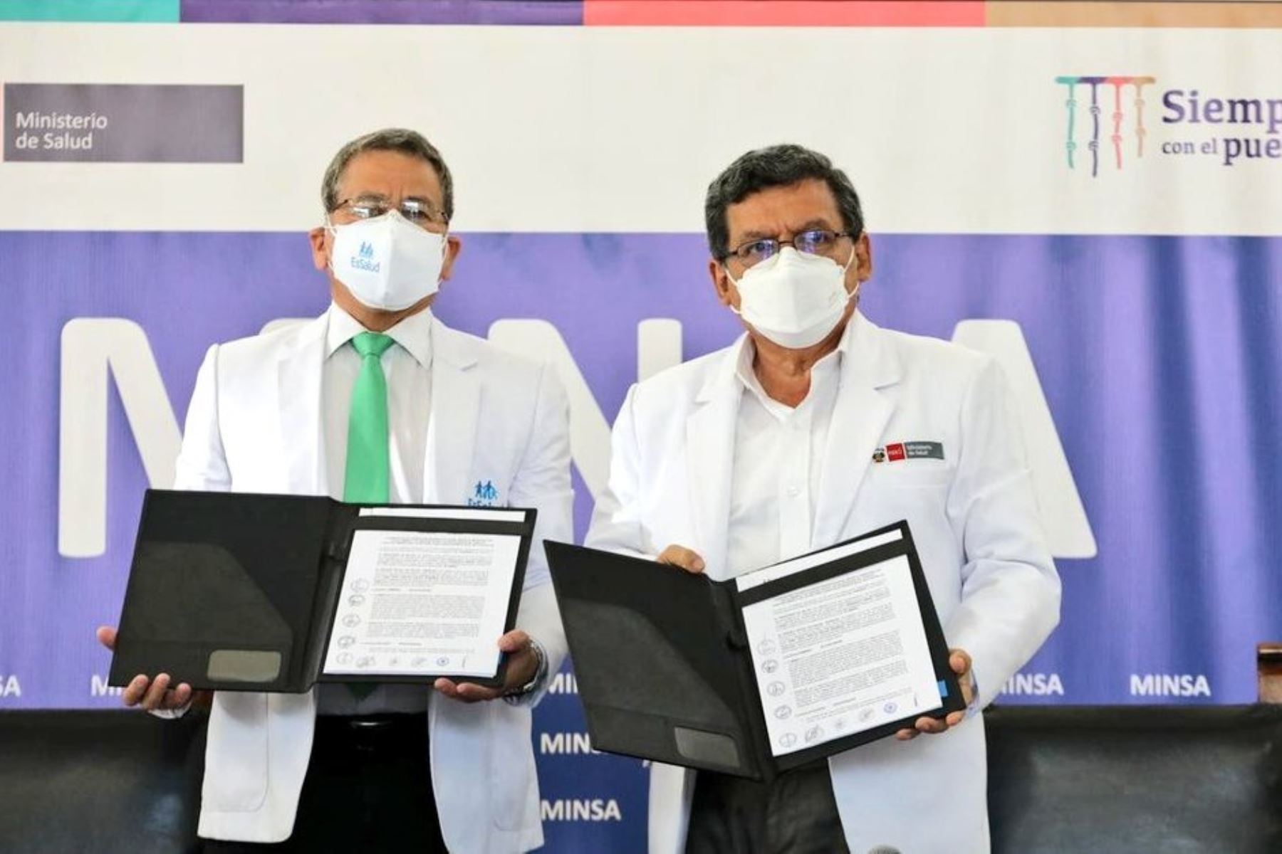 El ministro de Salud, Hernando Cevallos Flores, y el presidente ejecutivo de EsSalud, Gino Dávila Herrera. Foto: ANDINA/Difusión.
