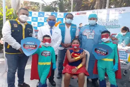 Disfrazados de Hombre Araña, Batichica, Supergirl o con sus peluches favoritos, los niños y niñas llegaron al vacunatorio de EsSalud, ubicado en el Parque Infantil de Chiclayo.