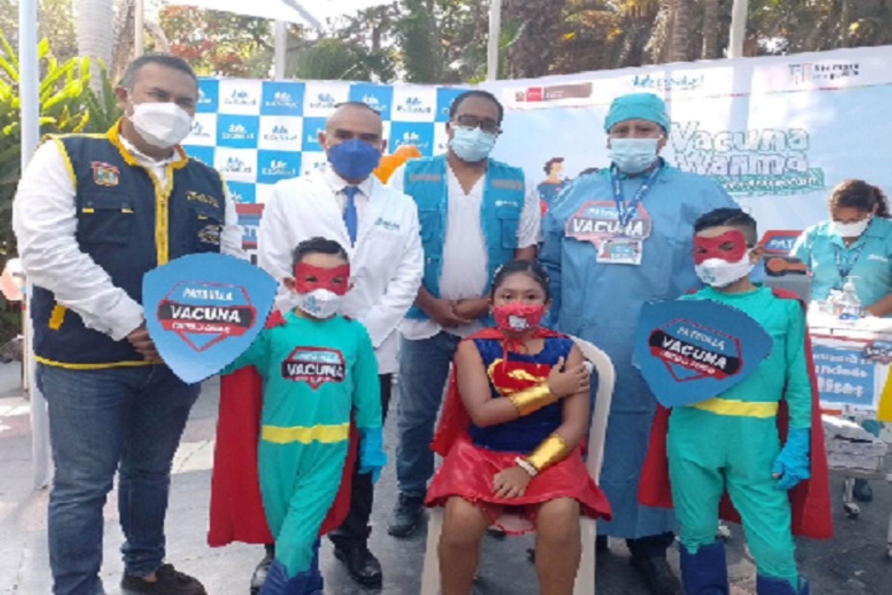 Disfrazados de Hombre Araña, Batichica, Supergirl o con sus peluches favoritos, los niños y niñas llegaron al vacunatorio de EsSalud, ubicado en el Parque Infantil de Chiclayo.