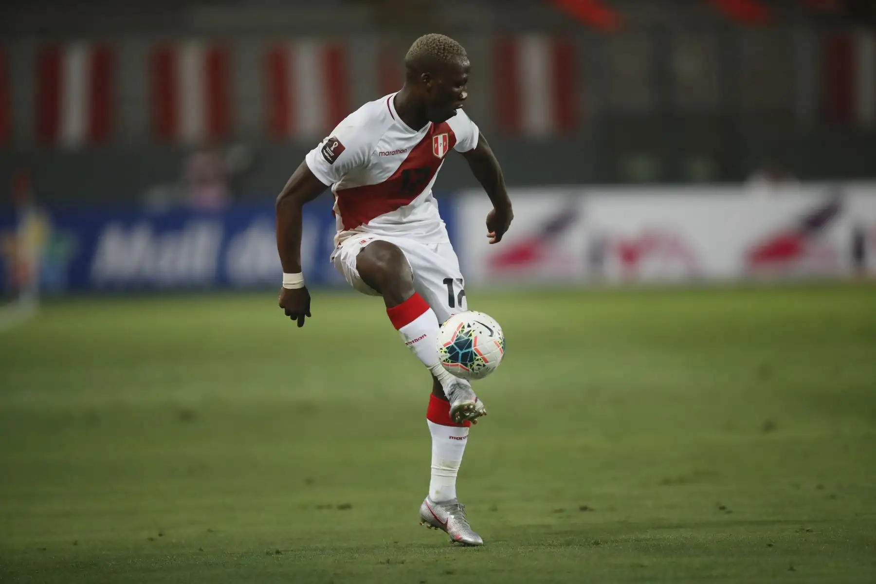 Luis Advíncula en posesión del balón, ante a Brasil por la segunda fecha de las eliminatorias rumbo a Qatar 2022.
Foto: Pool/FPP