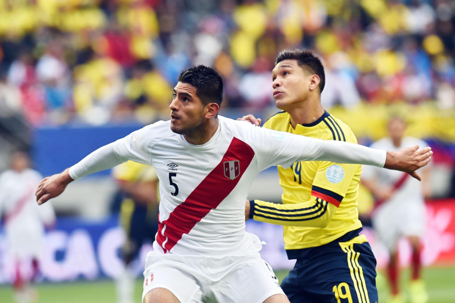 El defensa peruano Carlos Zambrano, será considerado por el profesor Ricardo Gareca donde Perú enfrenta a la selección ecuatoriana. 
Foto: AFP