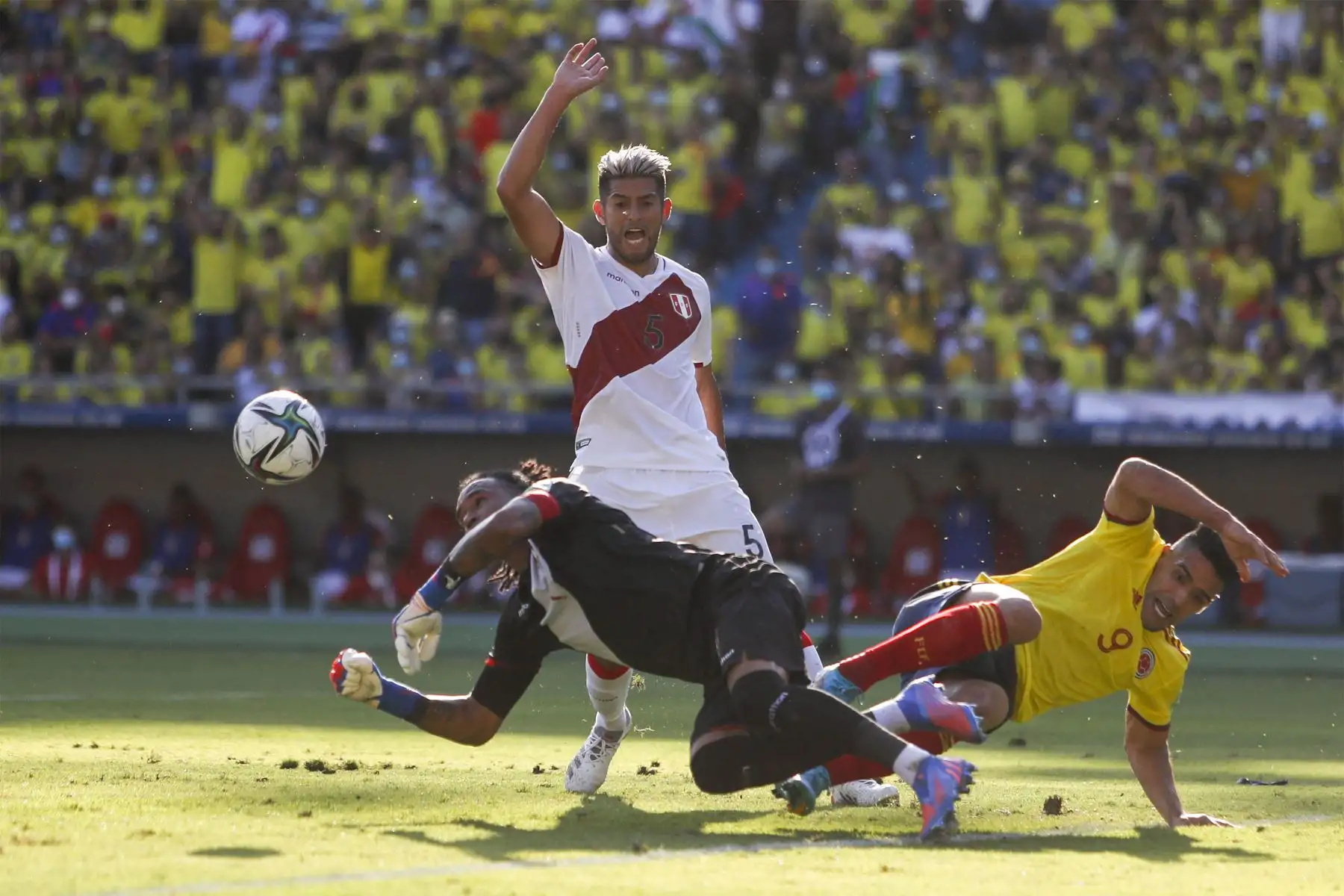 El defensa peruano Carlos Zambrano, será considerado por el profesor Ricardo Gareca donde Perú enfrenta a la selección ecuatoriana. 
Foto: AFP