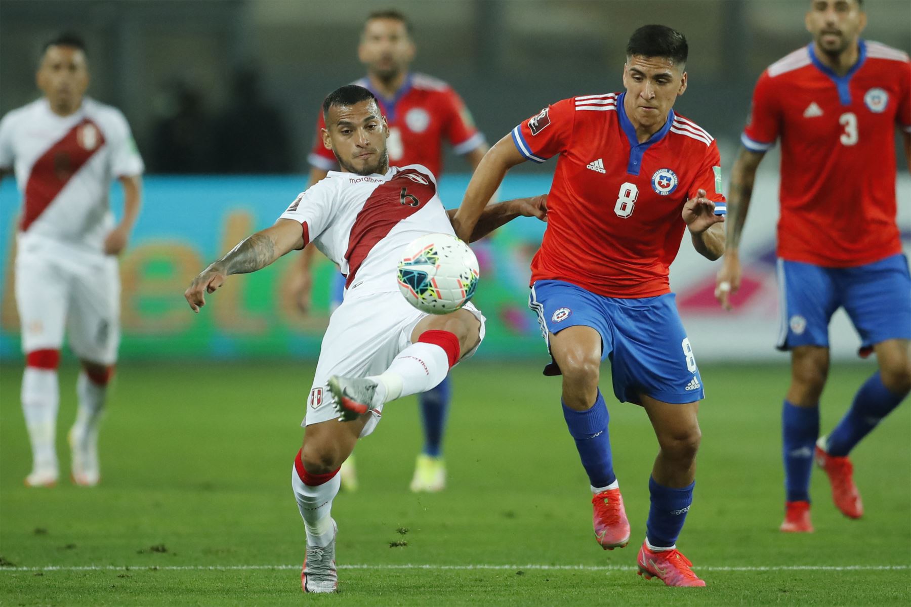 Miguel Trauco  disputa el balón  durante el partido de clasificación sudamericano para la Copa Mundial de la FIFA Qatar 2022 en el Estadio Nacional de Lima 
Foto:  AFP