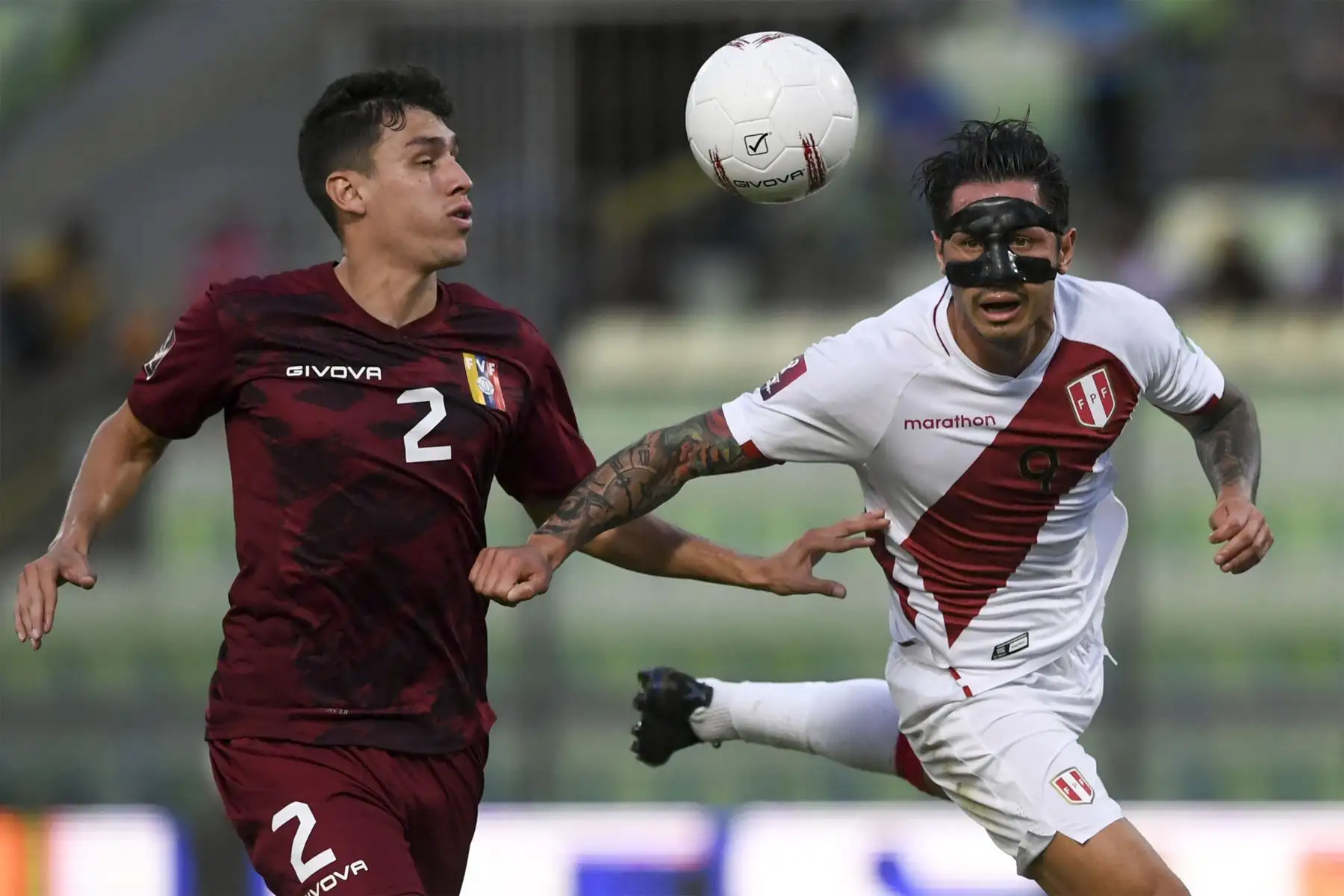 Gianluca Lapadula en acción ante Venezuela, hoy tendrá un partido  trascendental en la delantera del seleccionado peruano en partido de clasificación sudamericano para la Copa Mundial de la FIFA Qatar 2022.
Foto: AFP