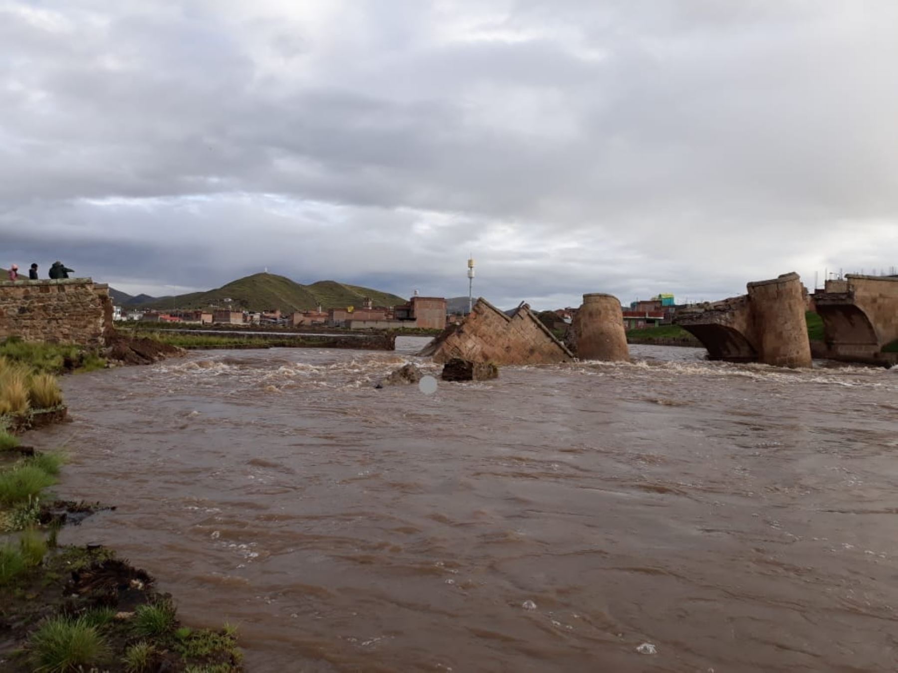 Colapsa puente colonial de la provincia puneña de Lampa, a consecuencia de las lluvias intensas.