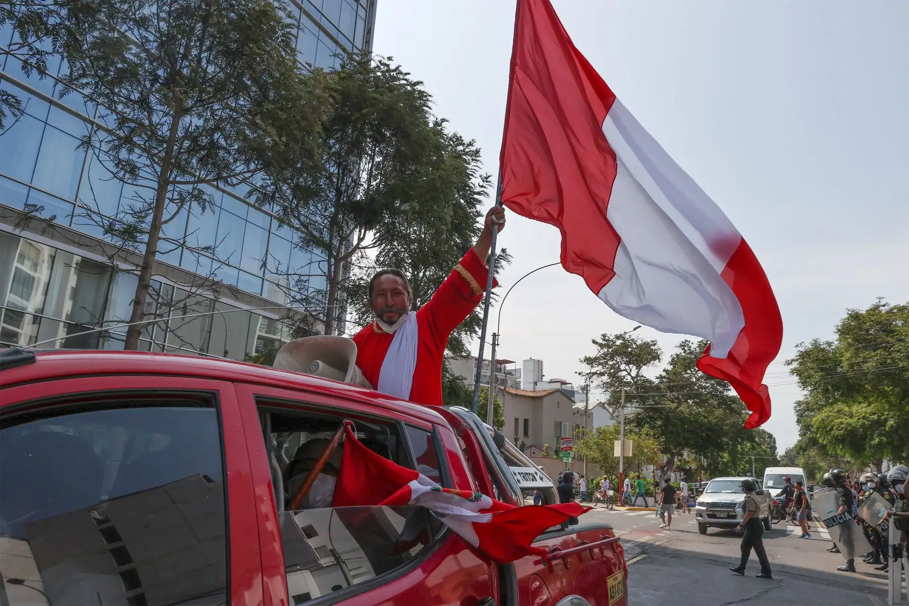 El popular ‘hincha israelita’ agita una bandera peruana en el camino de Miraflores a la Videna para alentar a la selección que dirige Ricardo Gareca. Considerada ‘la mejor hinchada del mundo’ en Rusia 2018, la afición peruana confía en un nuevo triunfo –esta noche en el Estadio Nacional de Lima (21:00 horas)–  que coloque a Perú a un paso de Catar 2022.
Foto: ANDINA/Andrés Valle