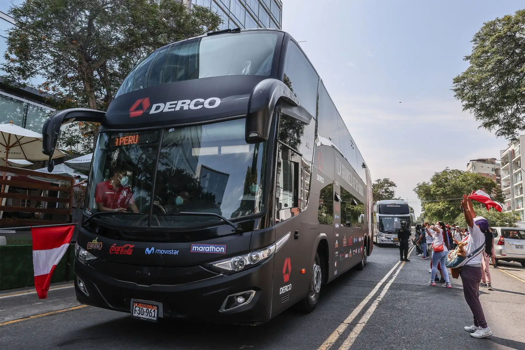 El bus que traslada a los seleccionados peruanos recibe el saludo de los hinchas en el trayecto de Miraflores hacia la Villa Deportiva Nacional (San Luis), horas antes del trascendental choque con Ecuador por las clasificatorias al mundial de Catar 2022. El partido se jugará desde las 21:00 horas en el Estadio Nacional, con un aforo de 70 % aprobado por las autoridades sanitarias.
Foto: ANDINA/Andrés Valle