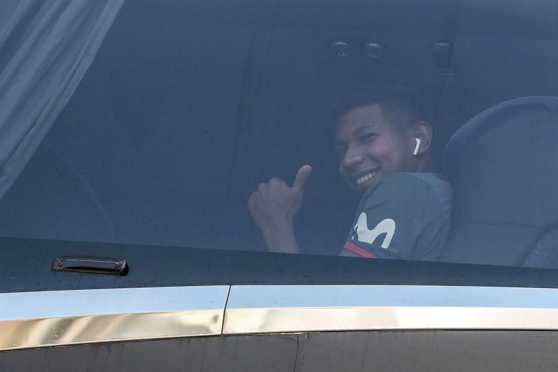 El volante de la selección peruana Edison Flores responde el saludo de los aficionados levantando el pulgar izquierdo en señal de confianza.  Tras anotar el gol del triunfo en el partido Perú-Colombia que se jugó en Barranquilla, ‘Orejitas’ Flores ha recuperado rápidamente las simpatías de un sector de los aficionados y podría ser titular esta noche en el choque con Ecuador. 
Foto: ANDINA/Andrés Valle
