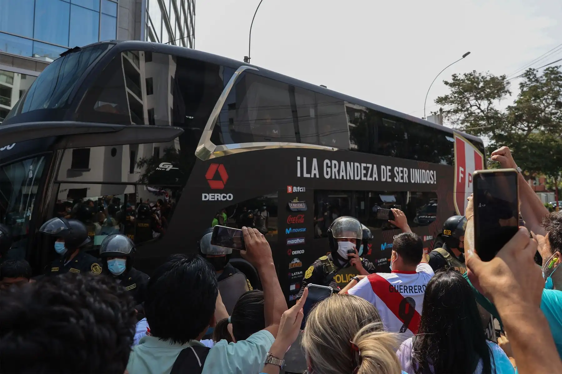Vistiendo polos rojiblancos y agitando banderas del Perú, centenares de aficionados se congregaron esta mañana frente al hotel Hilton, en Miraflores, para acompañar a la selección peruana en su salida hacia la Villa Deportiva Nacional (Videna). El equipo que dirige Ricardo Gareca realiza a esta hora su último entrenamiento previo al partido con Ecuador (21:00 horas).
Foto: ANDINA/Andrés Valle