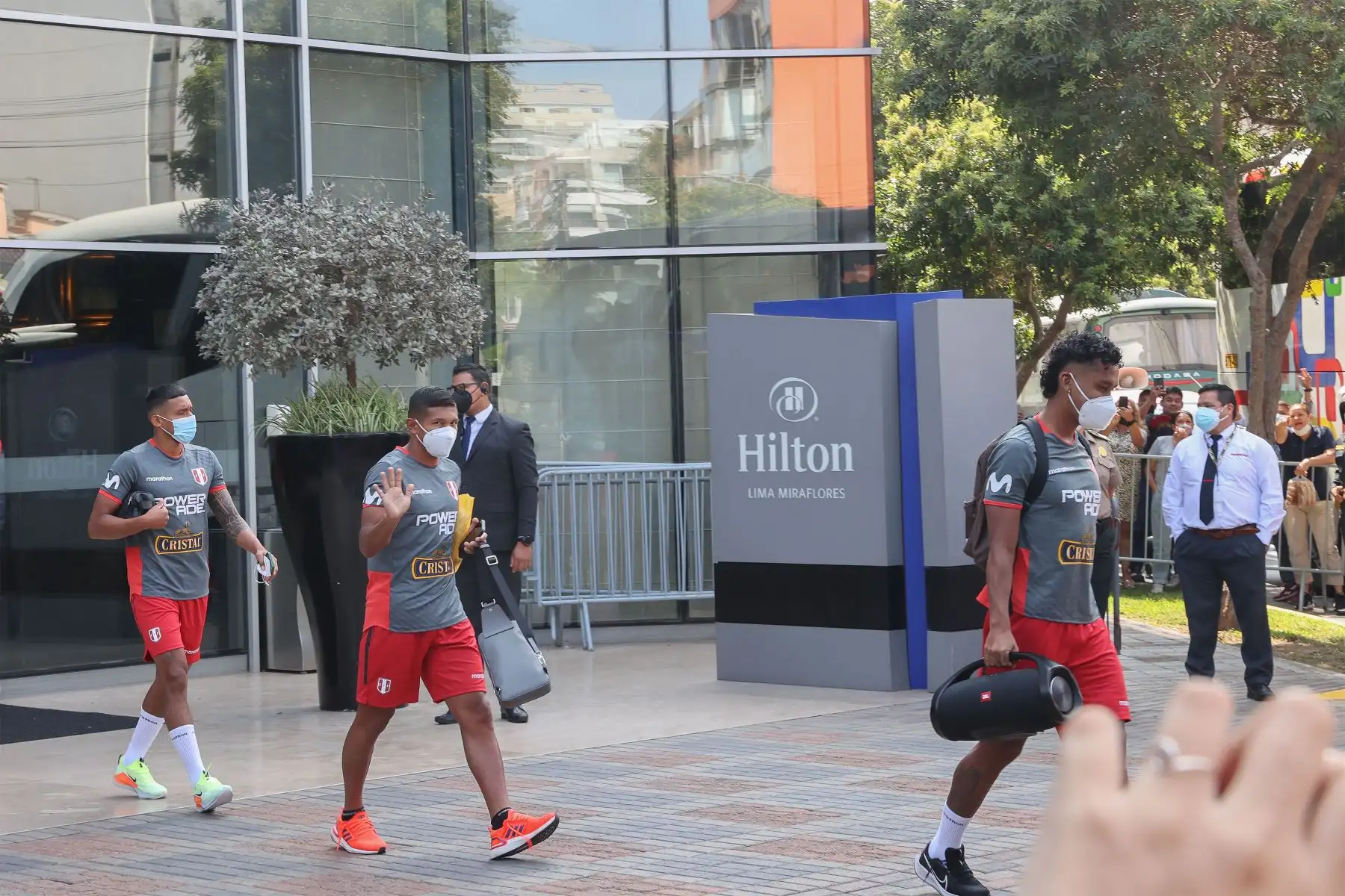 Los seleccionados peruanos Renato Tapia, Edison Flores y Christofer Gonzáles abordan el bus rumbo a la Videna para el último entrenamiento previo al partido de esta noche con Ecuador. La autoridad sanitaria aprobó la asistencia de público con un aforo de 70 % para este trascendental encuentro, desde las 21:00 horas en el Estadio Nacional de Lima.
Foto: ANDINA/Andrés Valle