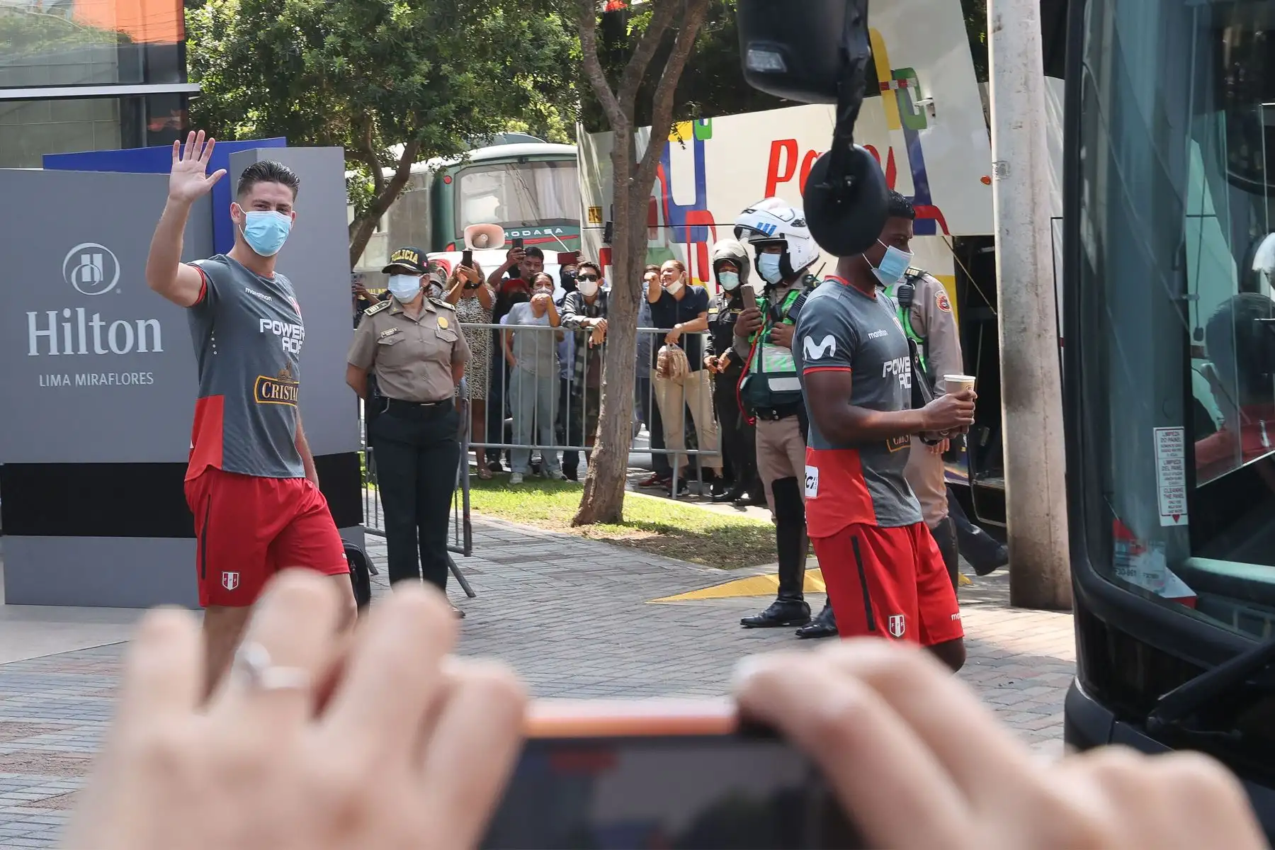 El delantero peruano-mexicano Santiago Ormeño responde el saludo de los aficionados en Miraflores. El atacante del club León espera una oportunidad en el equipo que dirige Ricardo Gareca y, así, marcar su primer gol con la camiseta rojiblanca. Perú enfrenta esta noche a la selección de Ecuador e intentará consolidar sus aspiraciones de clasificar a Catar 2022.
Foto: ANDINA/Andrés Valle