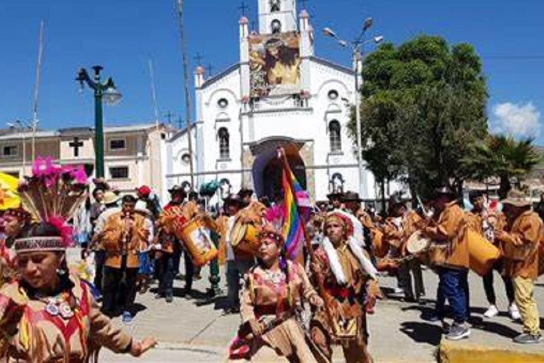 La danza "Pieles rojas de Paramonga", que inspiró el tatuaje que lleva en su brazo izquierdo el delantero ítalo peruano Gianluca Lapadula, está vinculada a festividades religiosas del catolicismo, como las fiestas del Señor de la Soledad y la Virgen de las Mercedes, que se celebran en Paramonga.