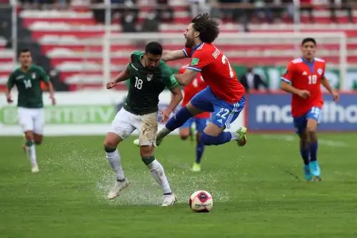 Chile y Bolivia deben sumar para seguir soñando con la clasificación al mundial. Foto: Efe.