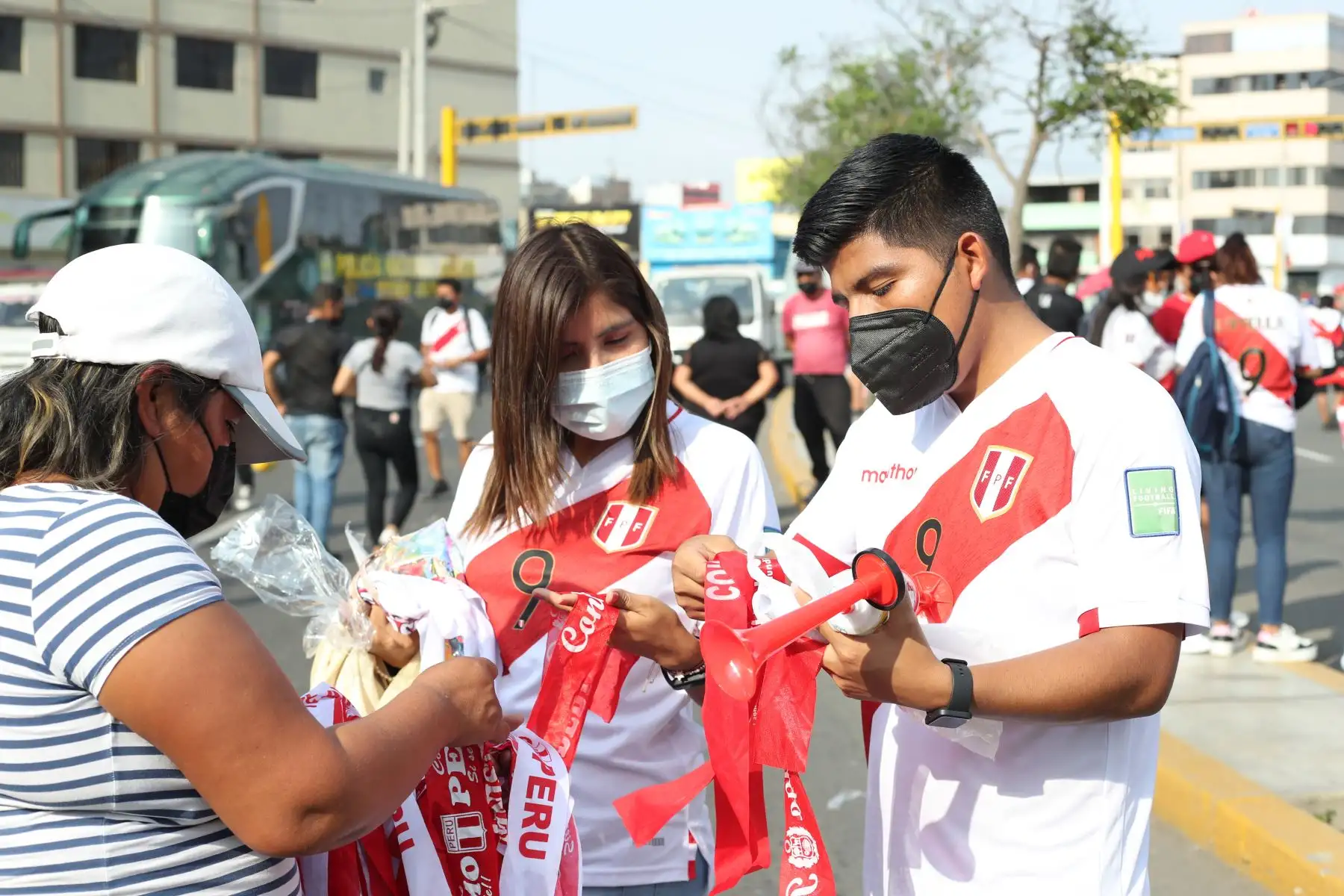 Hinchas peruanos se preparan para asistir al partido Perú Ecuador por las eliminatorias para el Mundial Qatar 2022. Foto: ANDINA/ Carla Patiño