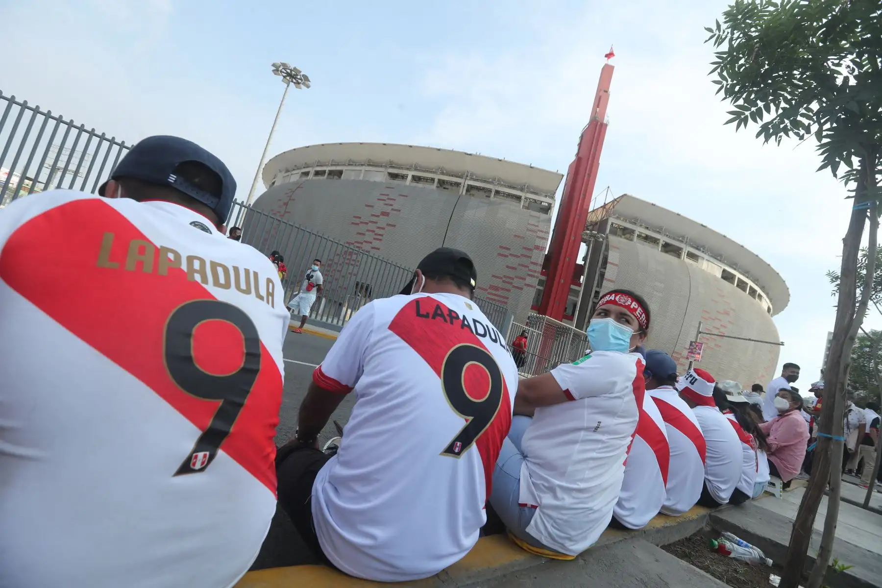 Hinchas peruanos se preparan para asistir al partido Perú Ecuador por las eliminatorias para el Mundial Qatar 2022. Foto: ANDINA/ Carla Patiño