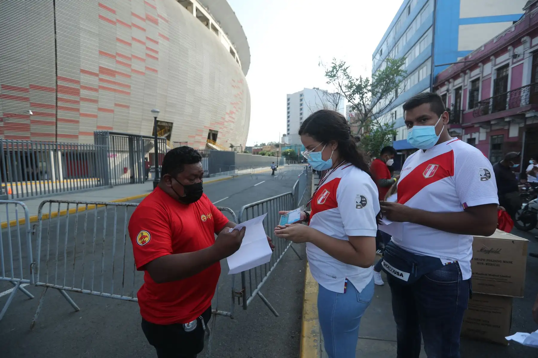 Hinchas presentan su DNI, entrada a la mano, y la tercera dosis de vacunación contra la Covid-19, para ingresar al Estadio Nacional. Foto: ANDINA/ Carla Patiño