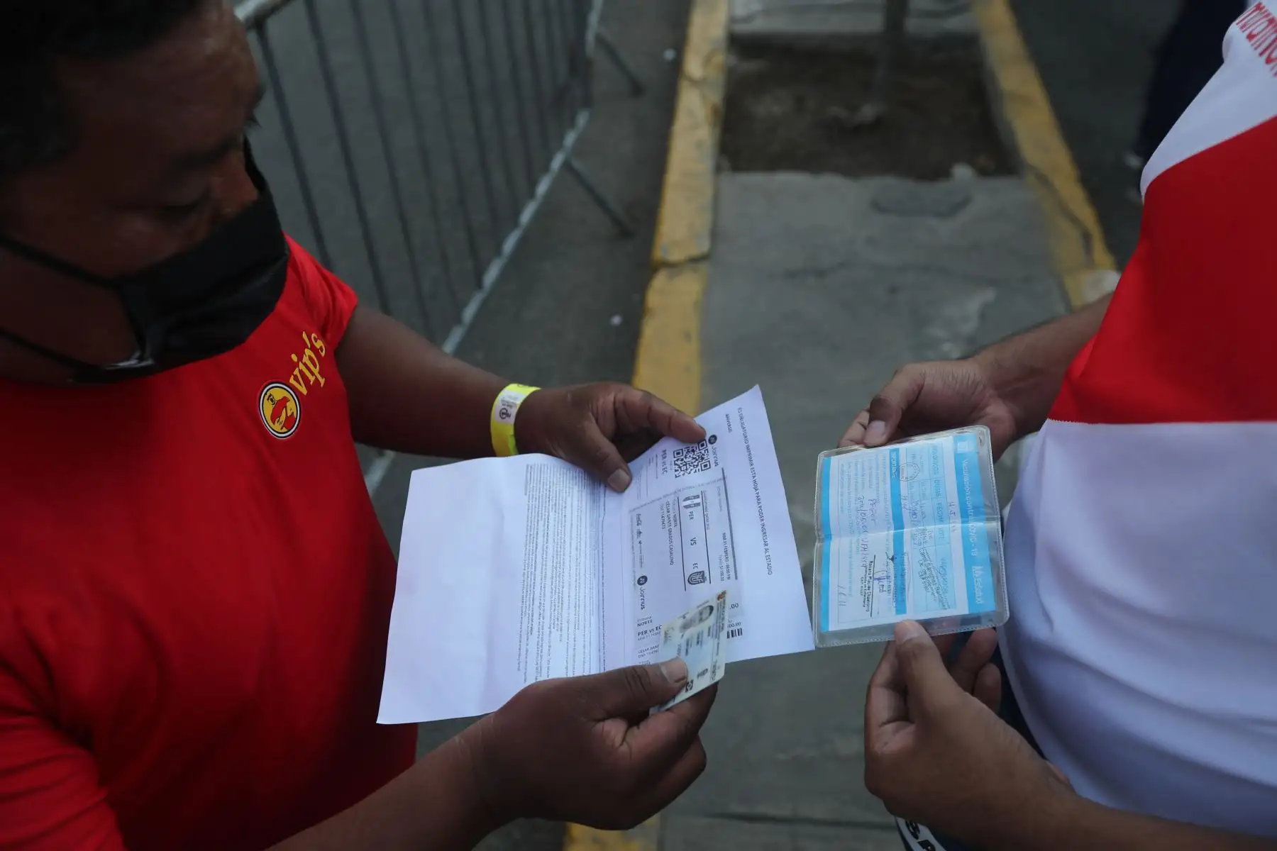 Hinchas presentan su DNI, entrada a la mano, y la tercera dosis de vacunación contra la Covid-19, para ingresar al Estadio Nacional. Foto: ANDINA/ Carla Patiño