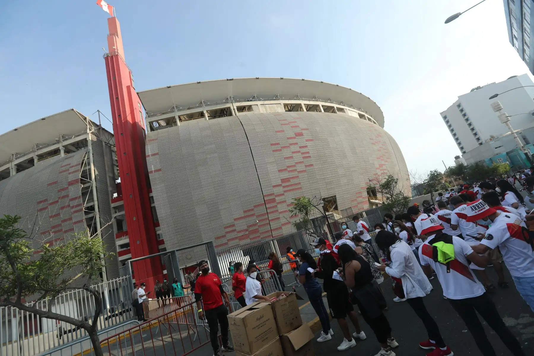Hinchas presentan su DNI, entrada a la mano, y la tercera dosis de vacunación contra la Covid-19, para ingresar al Estadio Nacional. Foto: ANDINA/ Carla Patiño