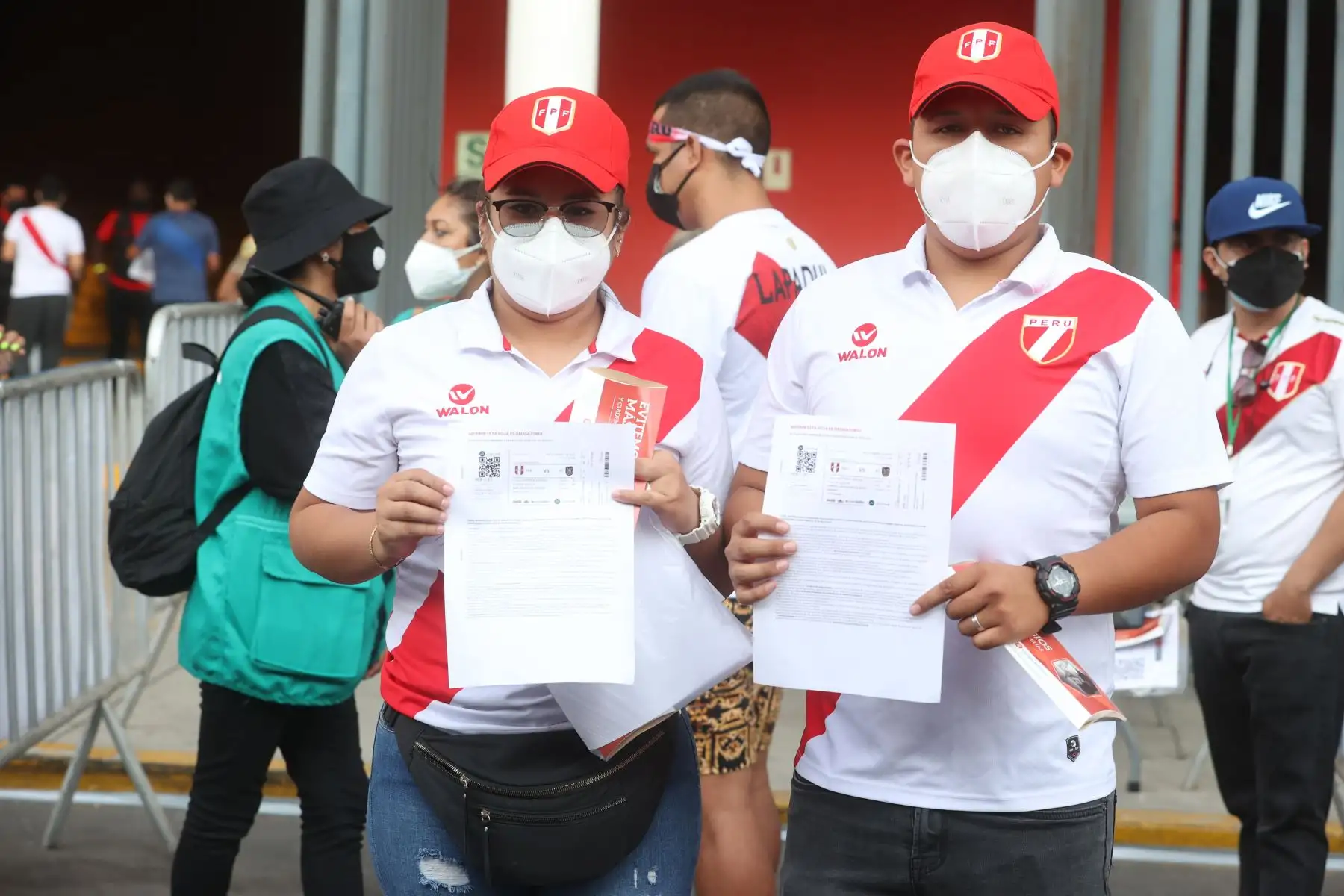 Hinchas presentan su DNI, entrada a la mano, y la tercera dosis de vacunación contra la Covid-19, para ingresar al Estadio Nacional. Foto: ANDINA/ Vidal Tarqui