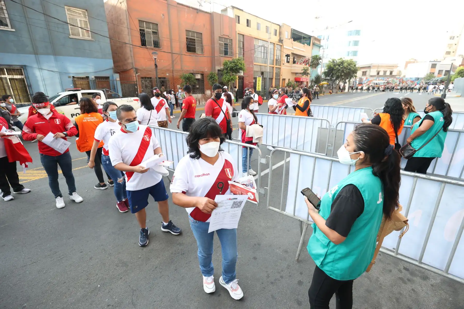 Hinchas presentan su DNI, entrada a la mano, y la tercera dosis de vacunación contra la Covid-19, para ingresar al Estadio Nacional. Foto: ANDINA/ Vidal Tarqui