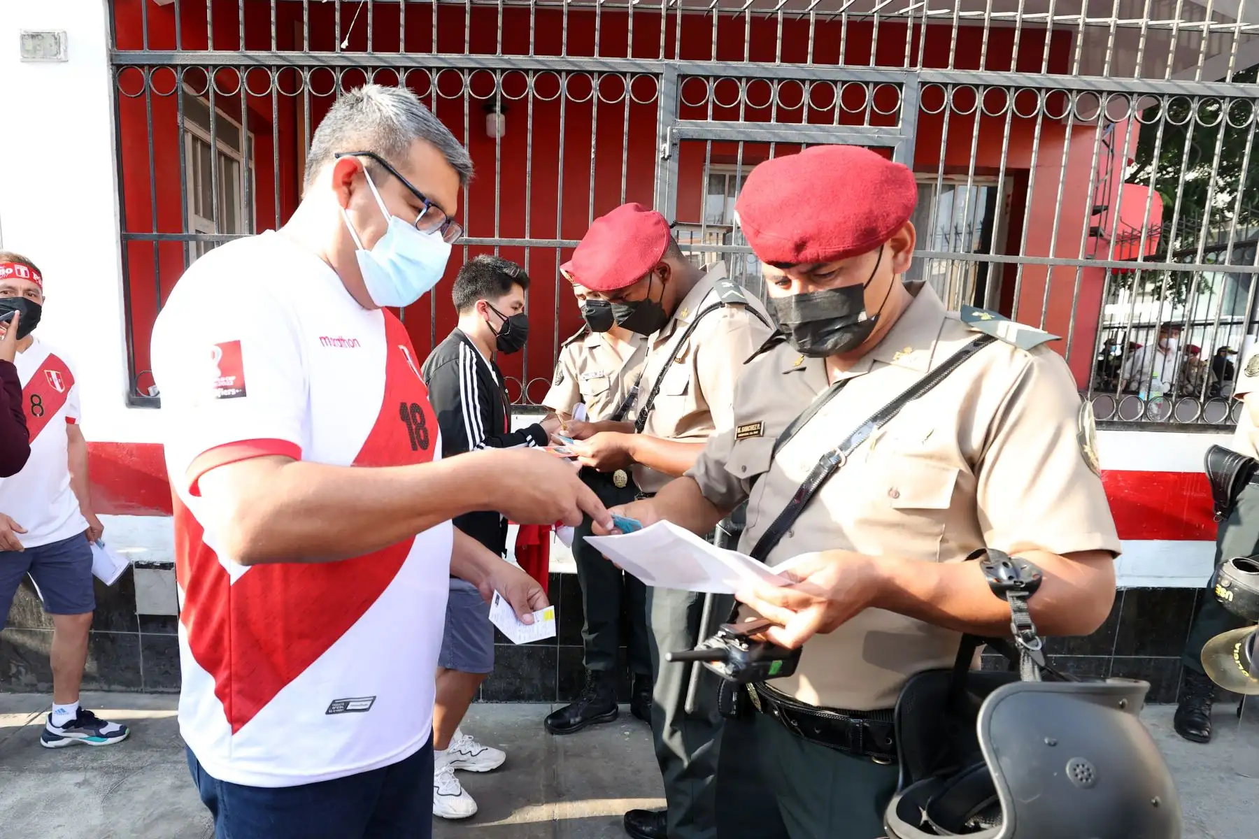 Hinchas presentan su DNI, entrada a la mano, y la tercera dosis de vacunación contra la Covid-19, para ingresar al Estadio Nacional. Foto: ANDINA/ Vidal Tarqui