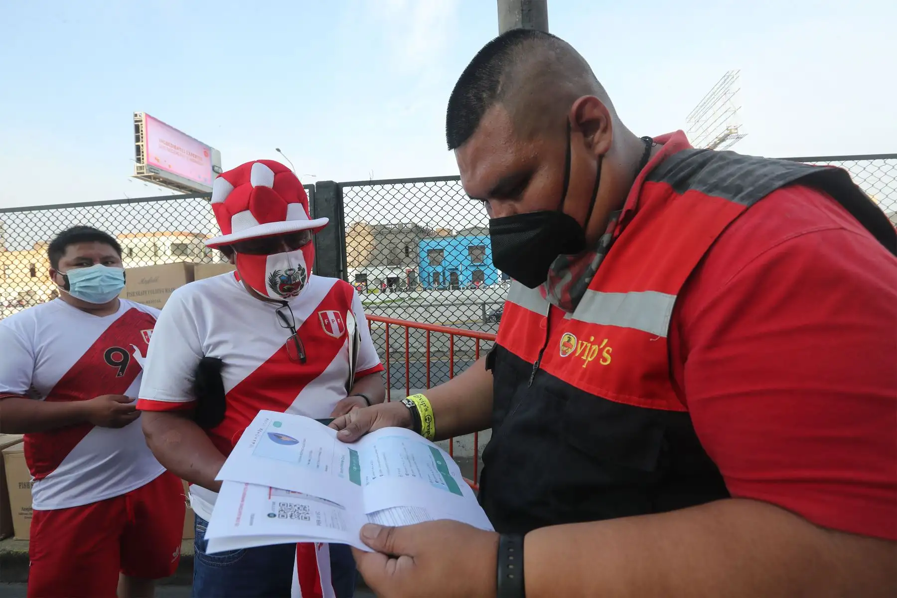 Hinchas presentan DNI, entrada impresa a la mano, y el carné de vacunación con la tercera dosis de refuerzo contra la Covid-19 para ingresar al Estadio Nacional, de Lima, horas antes del partido Perú vs Ecuador por las eliminatorias al Mundial de Qatar 2022.
Foto: ANDINA/ Carla Patiño
