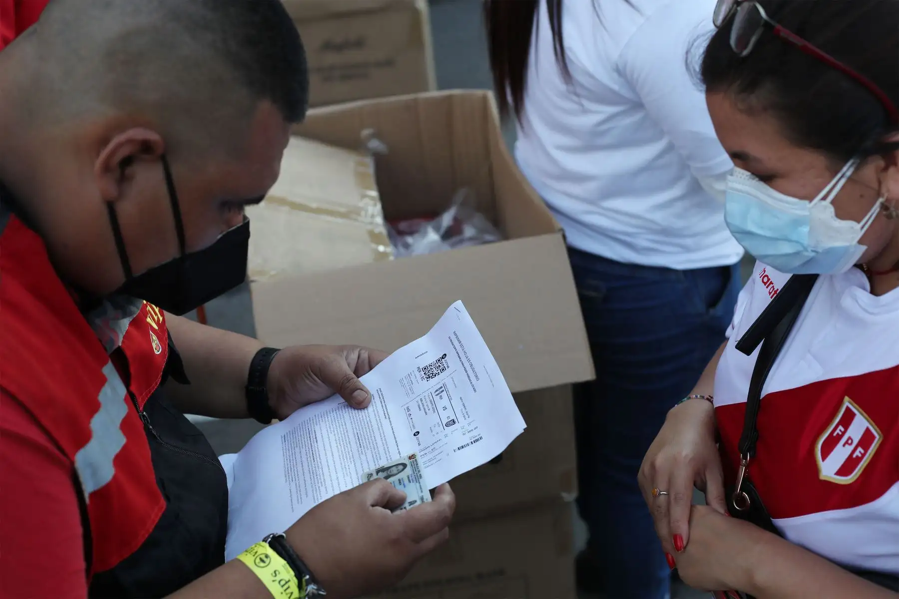 Hinchas presentan su DNI, entrada a la mano, y la tercera dosis de vacunación contra la Covid-19, para ingresar al Estadio Nacional. Foto: ANDINA/ Carla Patiño