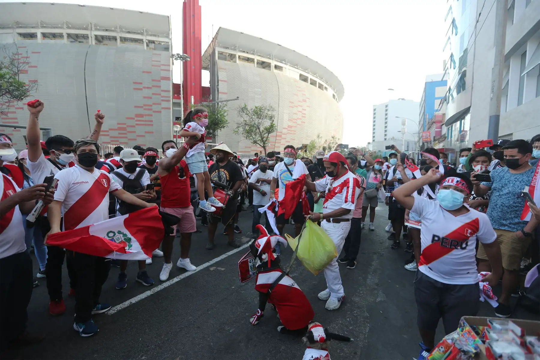 Hinchas peruanos se preparan para asistir al partido Perú Ecuador por las eliminatorias para el Mundial Qatar 2022. Foto: ANDINA/ Carla Patiño