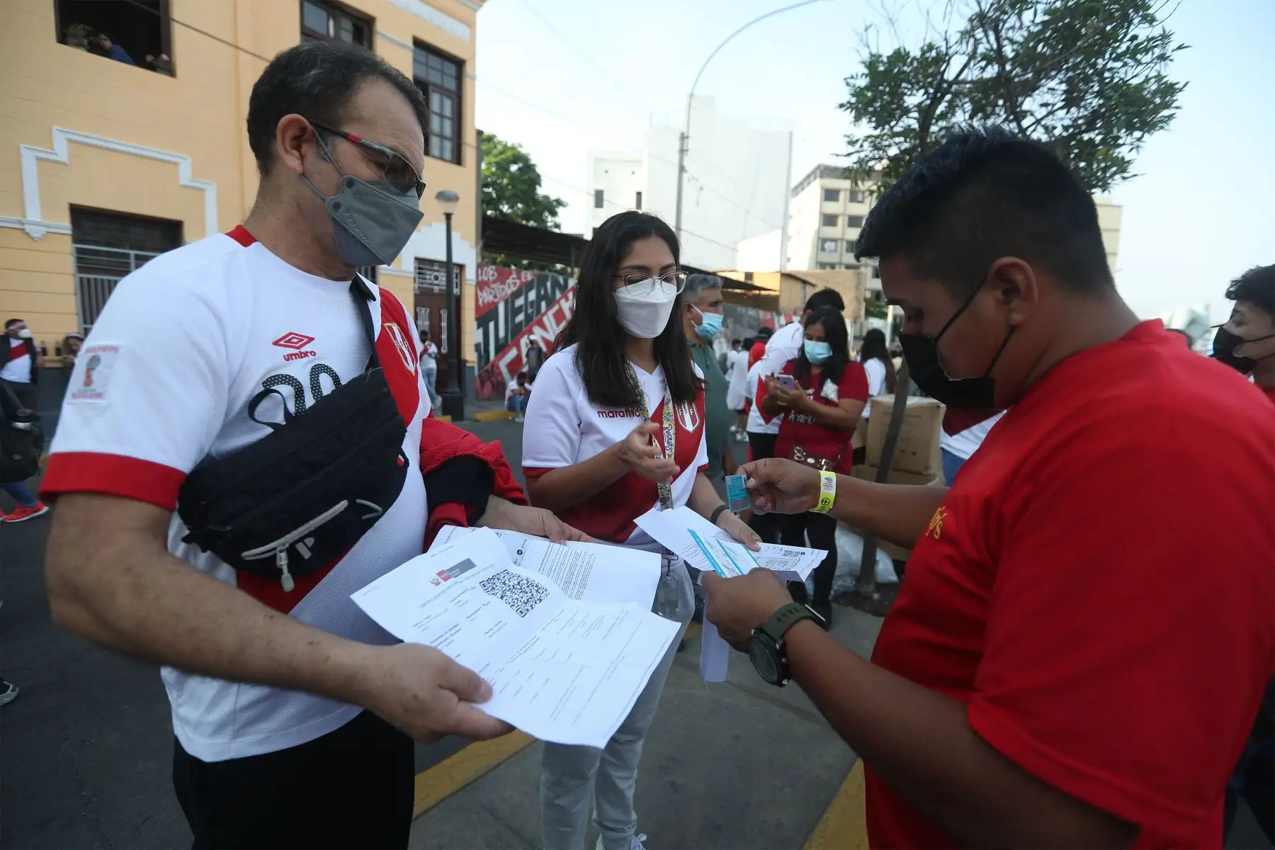 Hinchas presentan su DNI, entrada a la mano, y la tercera dosis de vacunación contra la Covid-19, para ingresar al Estadio Nacional. Foto: ANDINA/ Carla Patiño