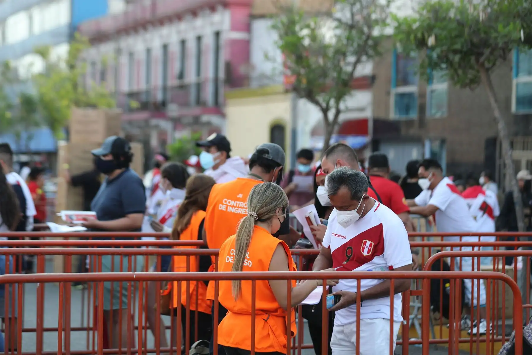 Hinchas presentan su DNI, entrada a la mano, y la tercera dosis de vacunación contra la Covid-19, para ingresar al Estadio Nacional. Foto: ANDINA/ Carla Patiño
