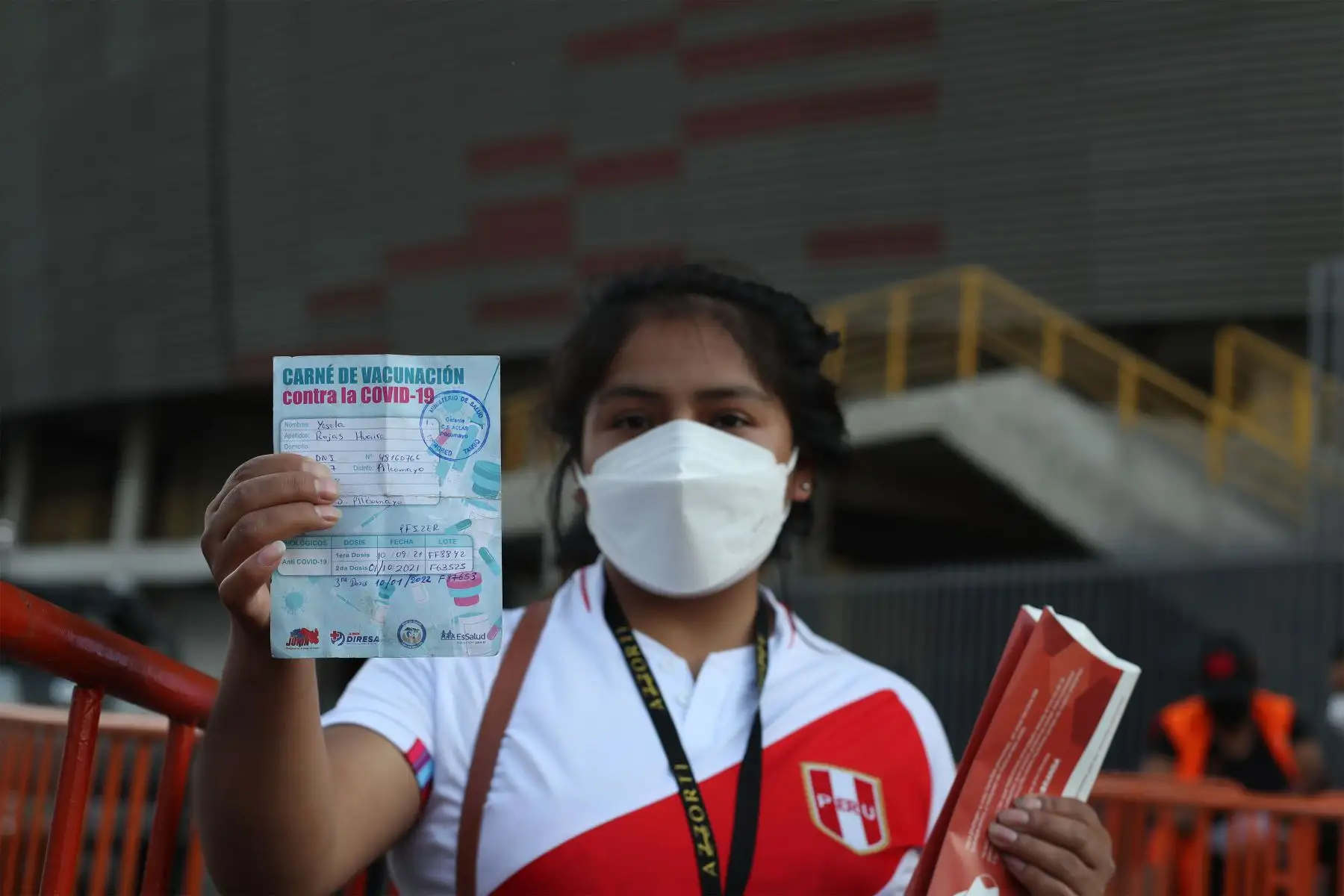 Hinchas presentan su DNI, entrada a la mano, y la tercera dosis de vacunación contra la Covid-19, para ingresar al Estadio Nacional. Foto: ANDINA/ Carla Patiño