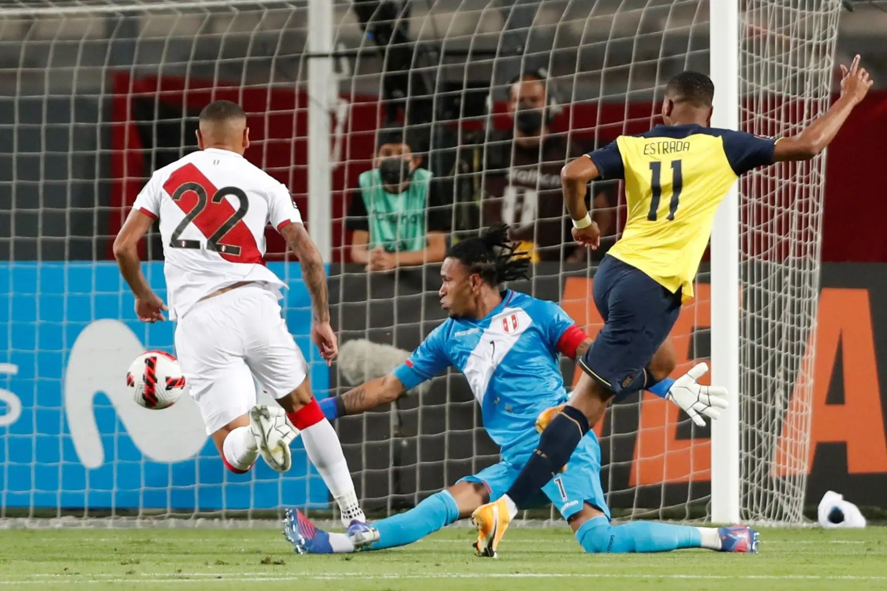 Michael Estrada de Ecuador anta el gol contra Perú por las eliminatorias sudamericanas para el Mundial de Catar 2022 entre Perú y Ecuador en el estadio Nacional en Lima. Foto: EFE
