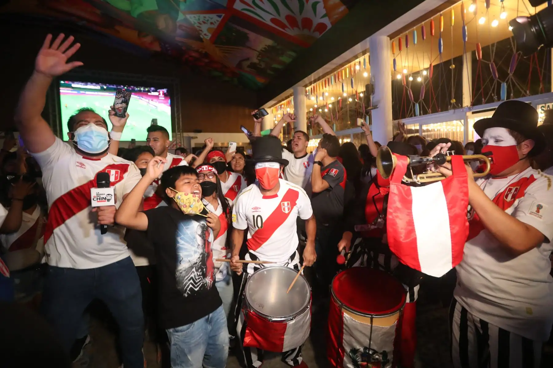 Hinchas alientan a la selección durante el partido entre Perú y Ecuador por las eliminatorias para el Mundial de Qatar 2022. Foto: ANDINA/Carla Patiño Ramírez