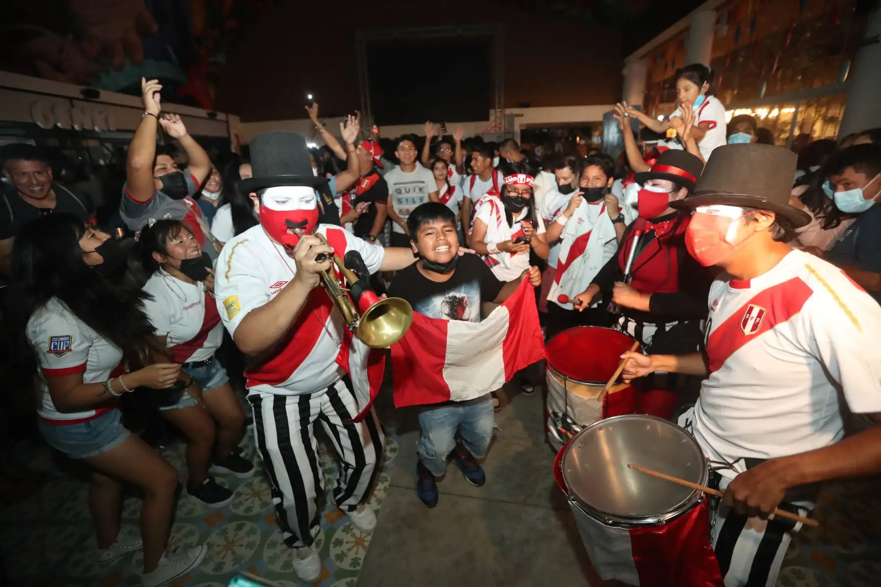 Hinchas alientan a la selección durante el partido entre Perú y Ecuador por las eliminatorias para el Mundial de Qatar 2022. Foto: ANDINA/Carla Patiño Ramírez