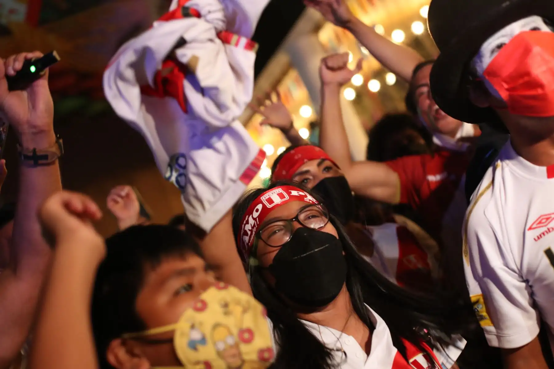 Hinchas alientan a la selección durante el partido entre Perú y Ecuador por las eliminatorias para el Mundial de Qatar 2022. Foto: ANDINA/Carla Patiño Ramírez