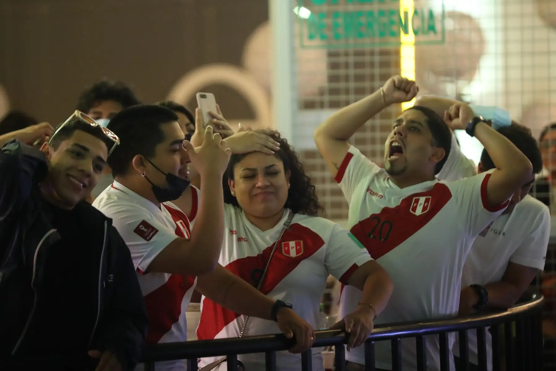Hinchas alientan a la selección durante el partido entre Perú y Ecuador por las eliminatorias para el Mundial de Qatar 2022. Foto: ANDINA/Carla Patiño Ramírez
