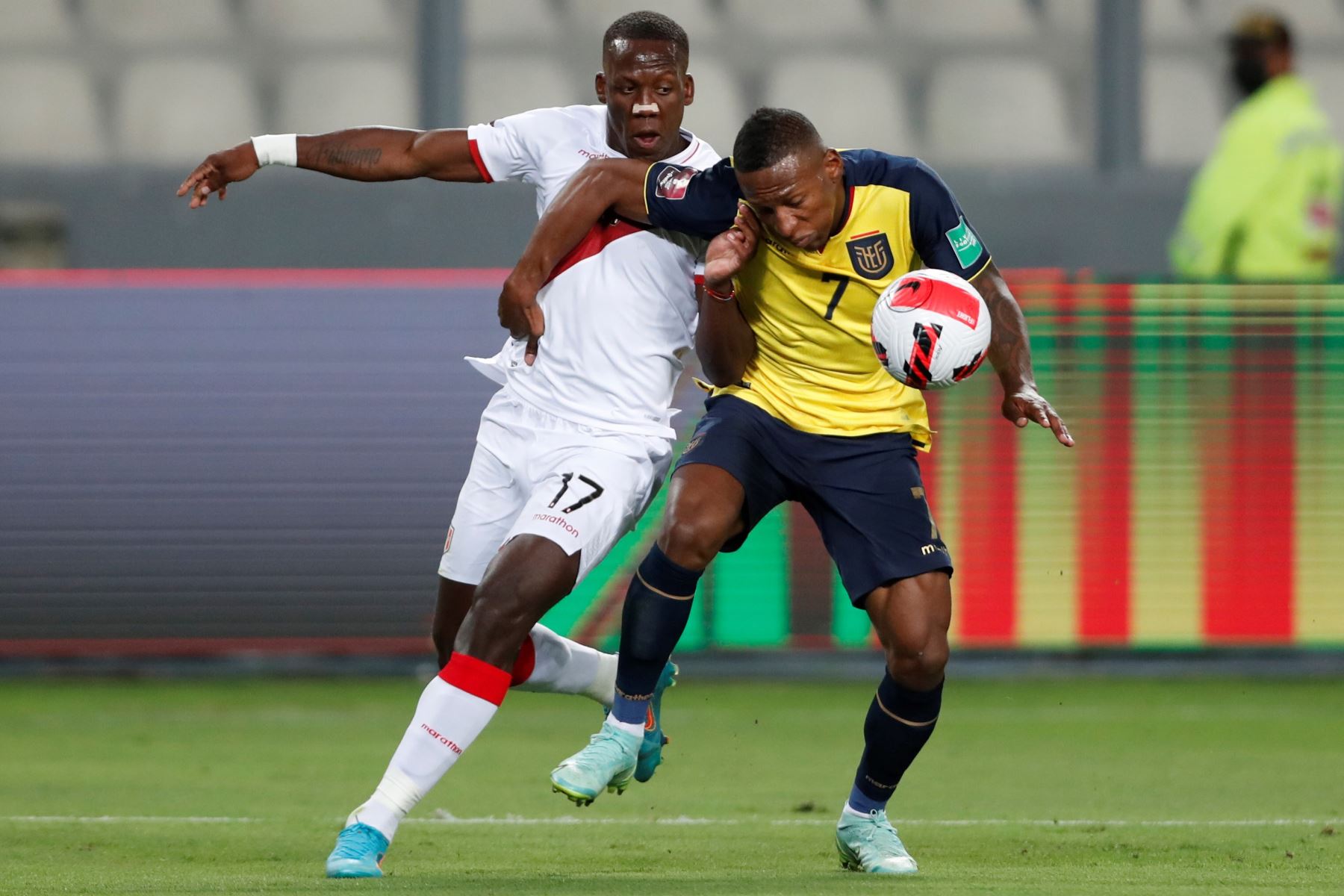 Luis Advíncula disputa un balón con Pervis Estupiñán de Ecuador, en un partido de las eliminatorias sudamericanas para el Mundial de Qatar 2022 entre Perú y Ecuador en el Estadio Nacional en Lima. Foto: EFE