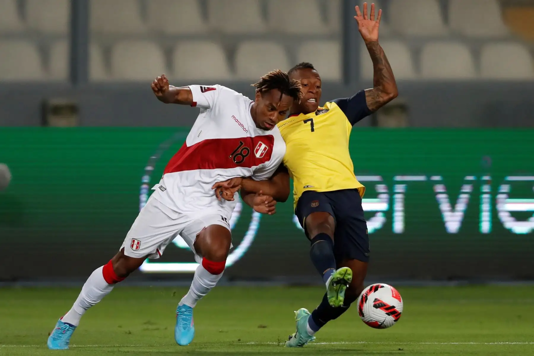 André Carrillo disputa un balón con Pervis Estupiñán de Ecuador hoy, en un partido de las eliminatorias sudamericanas para el Mundial de Catar 2022 entre Perú y Ecuador en el estadio Nacional en Lima. Foto: EFE