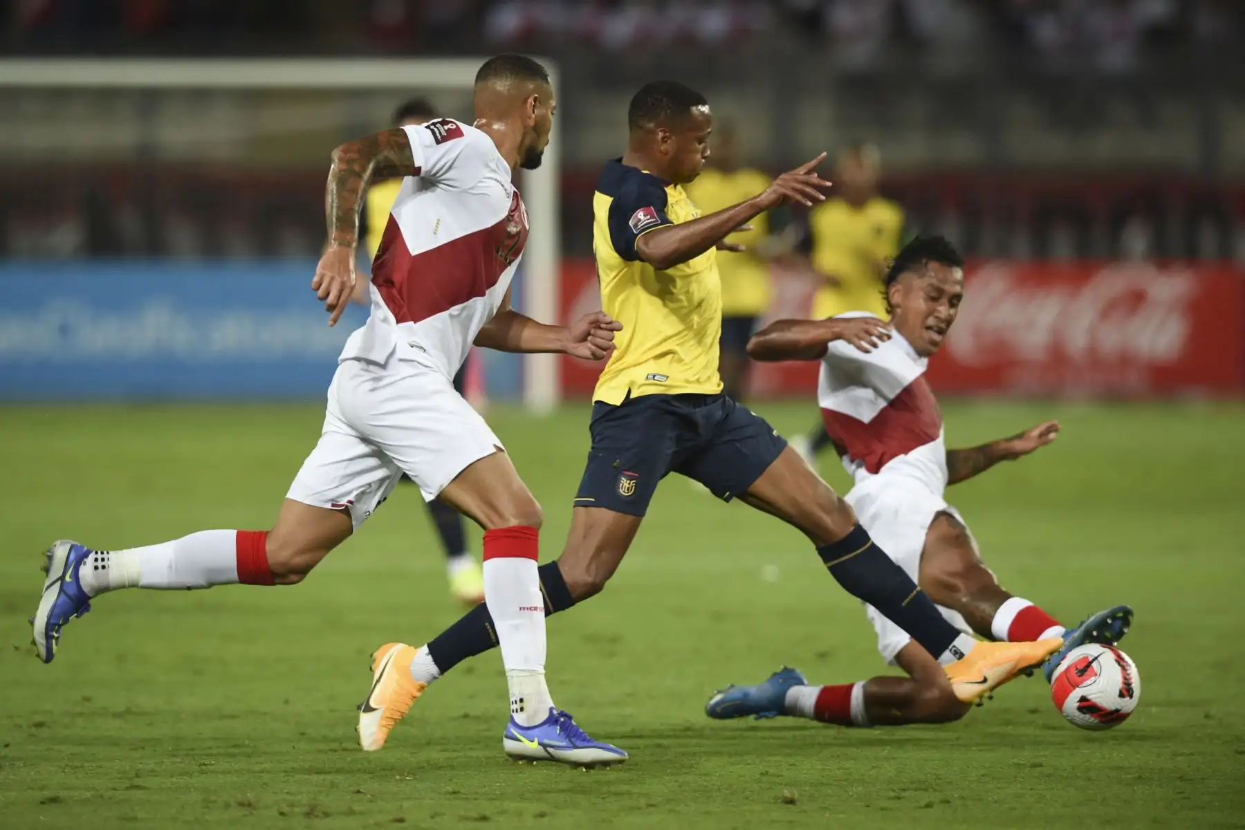 Alexander Callens y Renato Tapia de Perú disputa un balón con Michael Estrada de Ecuador hoy, en un partido de las eliminatorias sudamericanas para el Mundial de Qatar 2022 entre Perú y Ecuador en el estadio Nacional en Lima. Foto: AFP