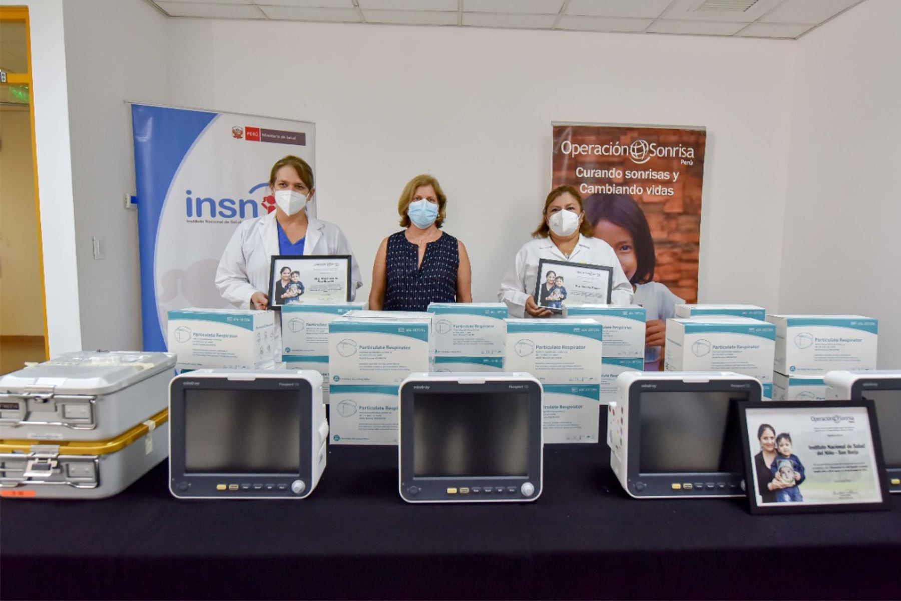 El equipo consta de dos juegos de instrumental quirúrgico para el tratamiento de labio fisurado y paladar hendido, cuatro monitores de paciente con accesorios y 5,000 mascarillas N95. ANDINA/ Minsa