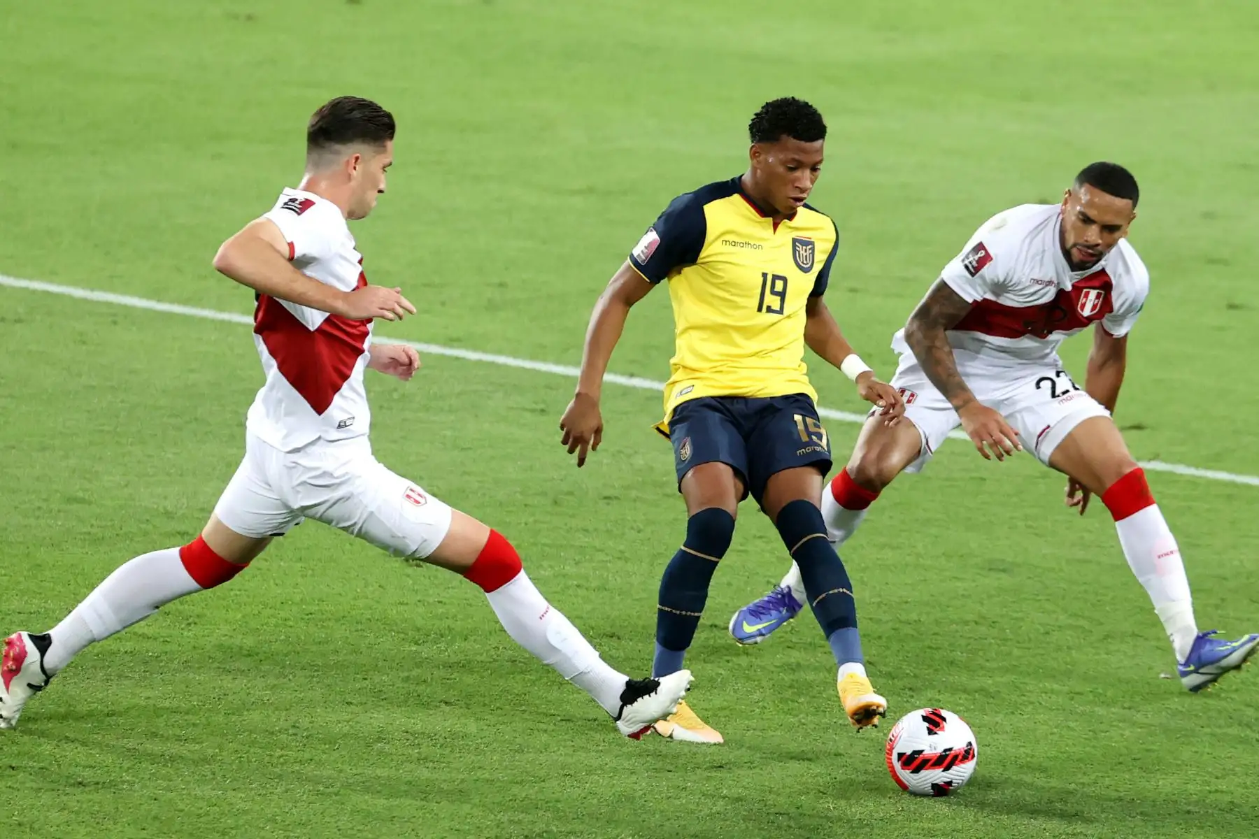 Santiago Ormeño y Alexander Callens disputan el balón ante un jugador  ecuatoriano, en un partido de las eliminatorias sudamericanas para el Mundial de Qatar 2022 entre Perú y Ecuador en el Estadio Nacional en Lima.
Foto: ANDINA/Vidal Tarqui