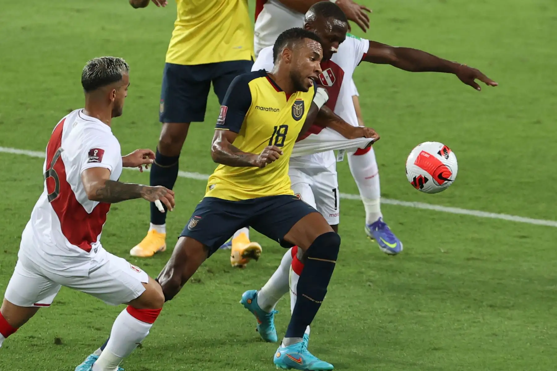Luis Advíncula disputa el balón ante un jugador  ecuatoriano, en un partido de las eliminatorias sudamericanas para el Mundial de Qatar 2022 entre Perú y Ecuador en el Estadio Nacional en Lima.
Foto: ANDINA/Vidal Tarqui