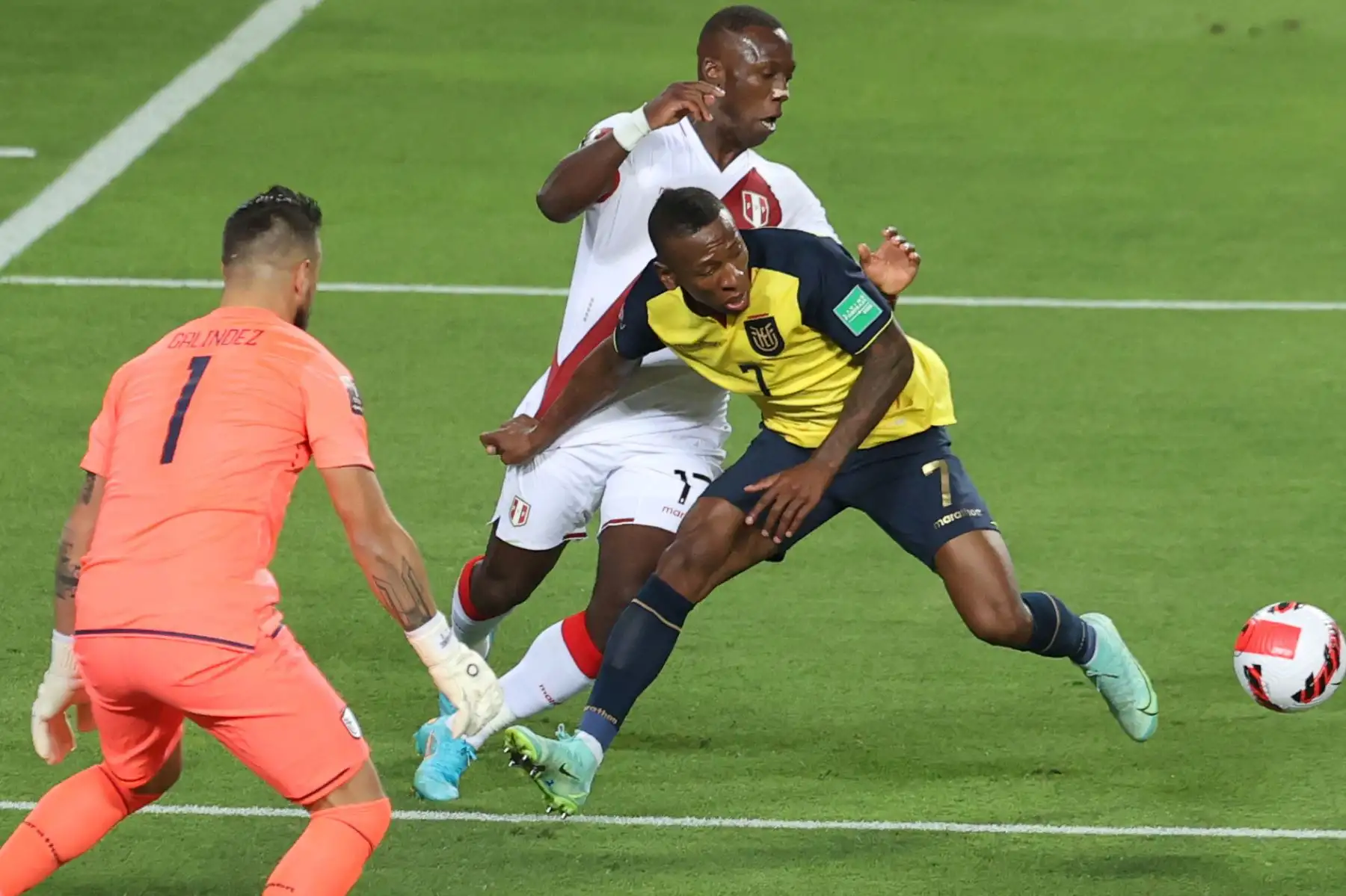 Luis Advíncula disputa el balón ante un jugador  ecuatoriano, en un partido de las eliminatorias sudamericanas para el Mundial de Qatar 2022 entre Perú y Ecuador en el Estadio Nacional en Lima.
Foto: ANDINA/Vidal Tarqui