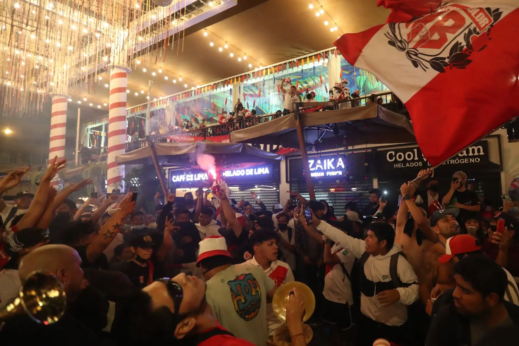 Hinchas alientan a la selección durante el partido entre Perú y Ecuador por las eliminatorias para el Mundial de Qatar 2022. Foto: ANDINA/Carla Patiño Ramírez