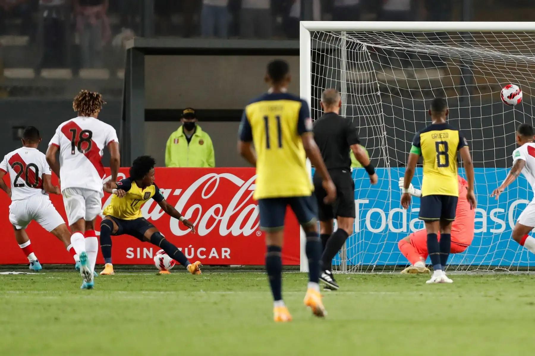 Edison Flores anota un gol contra Ecuador por las eliminatorias sudamericanas para el Mundial de Catar 2022 entre Perú y Ecuador en el estadio Nacional en Lima. Foto: EFE