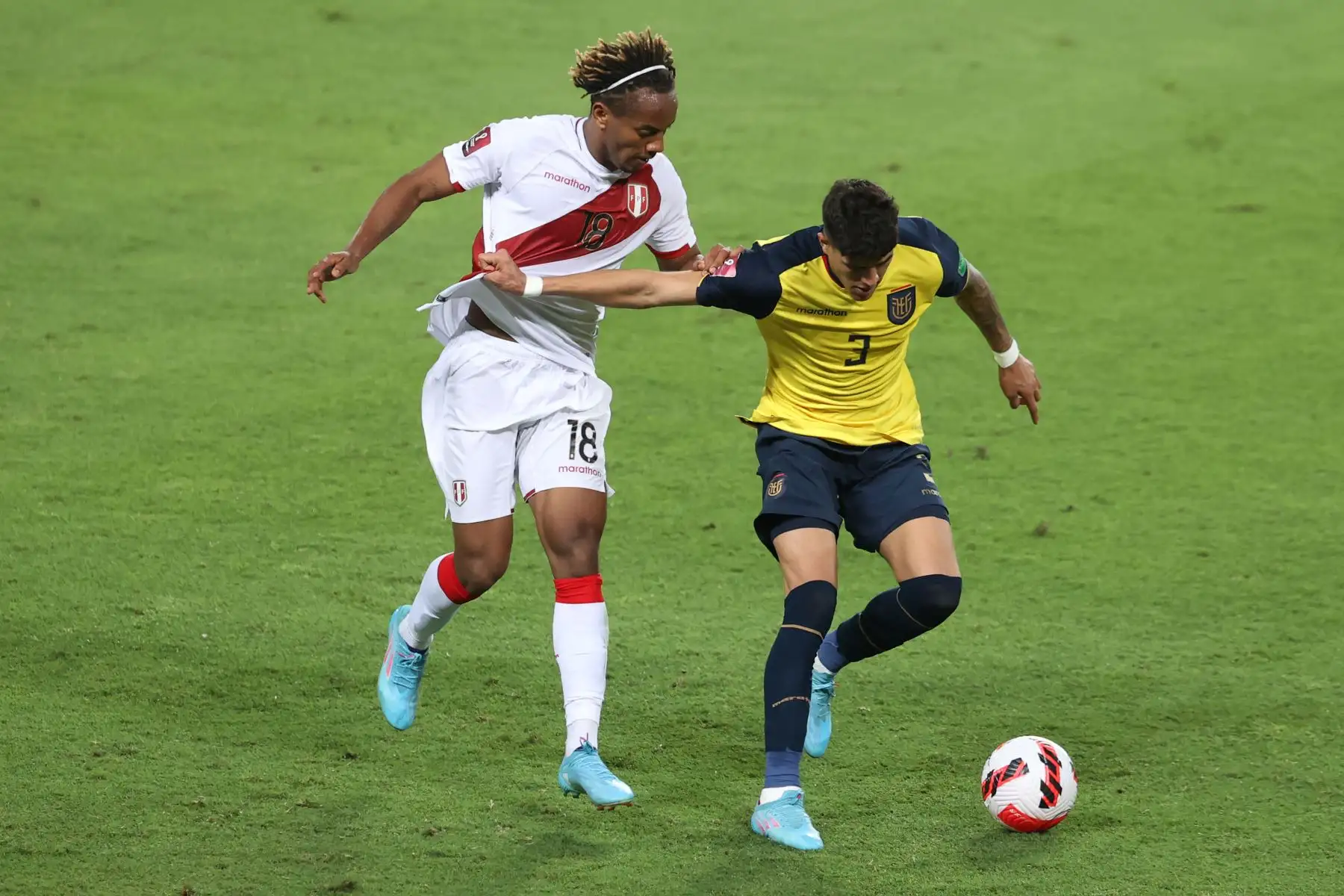 André Carrillo disputa el balón ante un jugador ecuatoriano, en un partido de las eliminatorias sudamericanas para el Mundial de Catar 2022 entre Perú y Ecuador en el estadio Nacional en Lima.
Foto: ANDINA/Vidal Tarqui