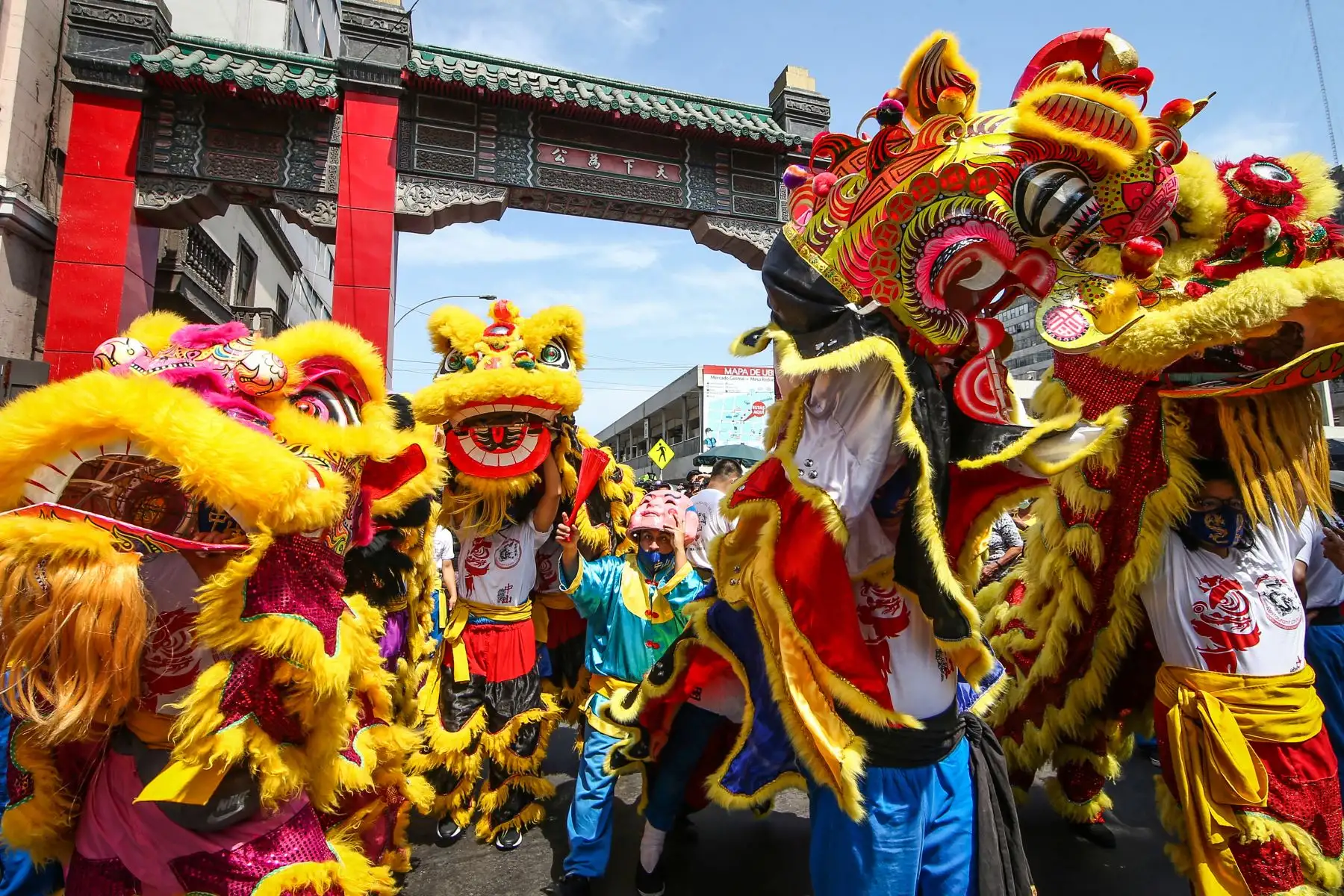 Bajo el Arco Chino, en el cruce de Andahuaylas con Ucayali,  artistas de la Sociedad Chung Shan, celebran el Año Nuevo Chino en Lima. Foto: ANDINA/ Carlos Lezama