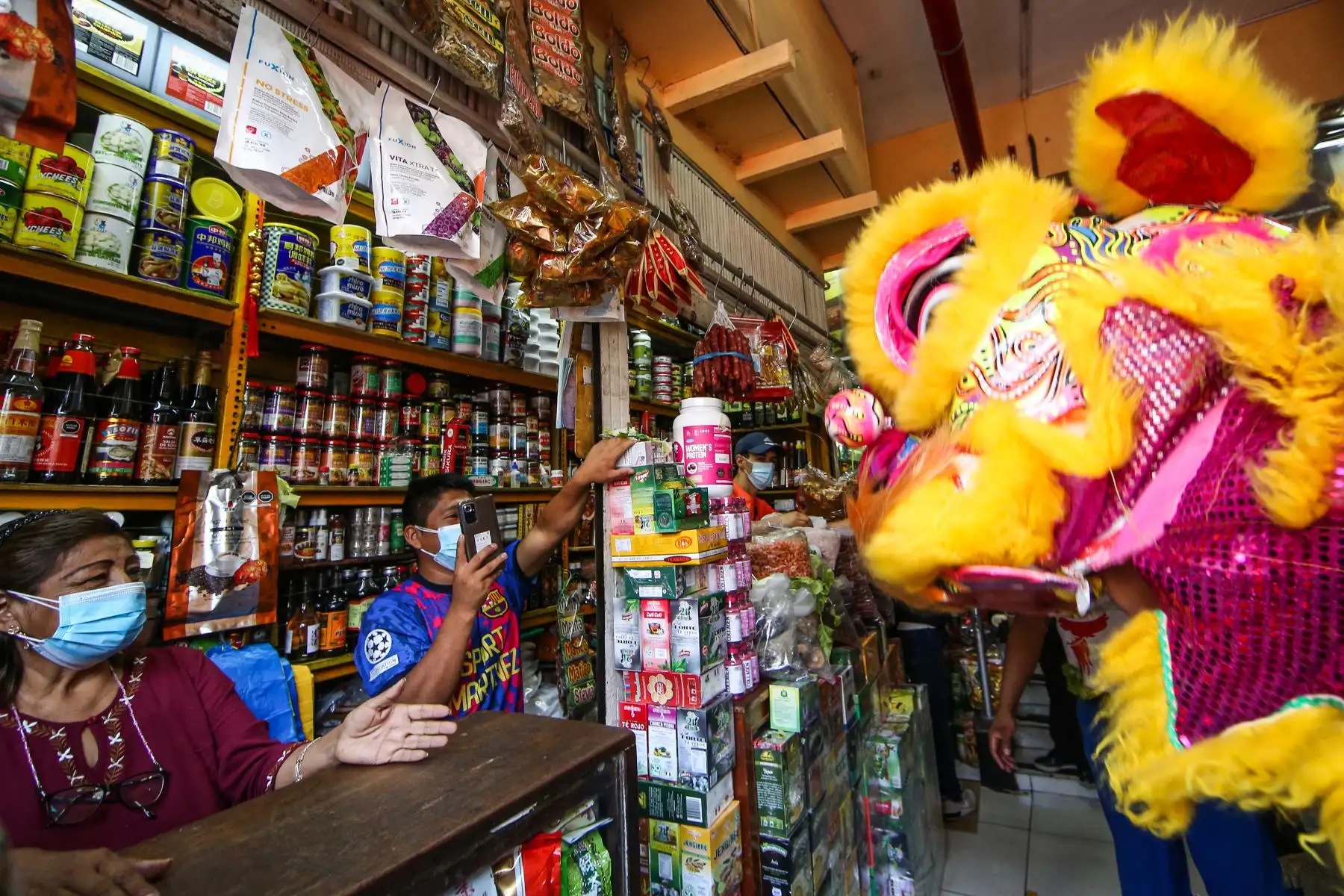 La danza del león chino es típicamente cantonesa, es una danza de buen augurio, prosperidad, tiene connotaciones místicas religiosas. Foto: ANDINA/ Carlos Lezama
